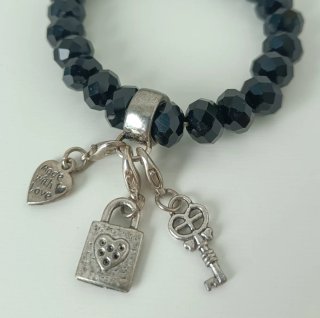 Pulsera de cuentas negras con charms