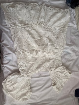 Vestido corto blanco con mangas abullonadas
