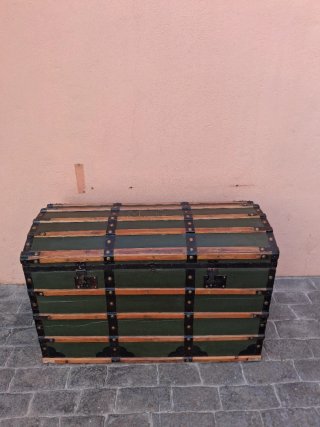 Baúl de viaje antiguo en madera pino