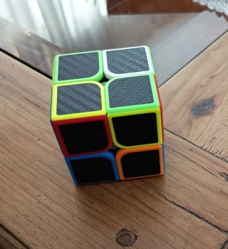 Cubo Rubik 2x2x2 acabado texturizado fibra carbono
