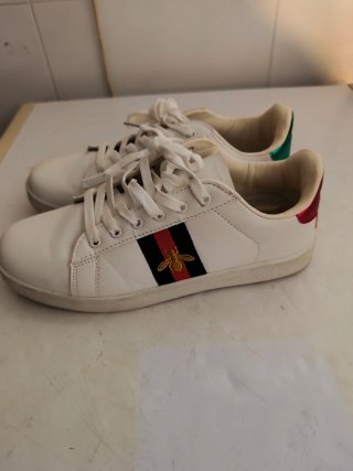 Zapatillas Blancas con Detalle de Abeja