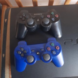 PS3 (PlayStation 3) Slim + 2 Mandos + 4 Juegos
