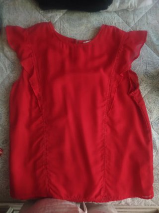 Blusa roja con volantes