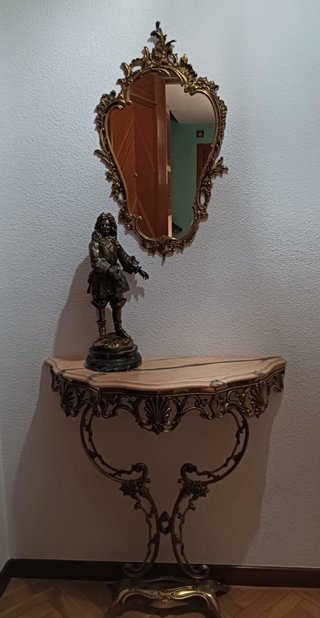 Consola de entrada con espejo y estatua