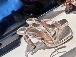 Sandalias de tacón Zara doradas Talla 38
