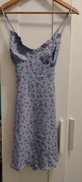 Vestido corto azul con estampado de flores