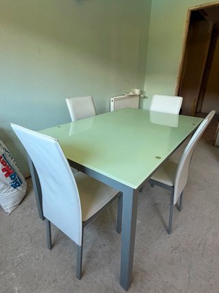 Conjunto de mesa y 4 sillas