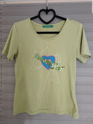 Camiseta Verde con Detalle de Lentejuelas