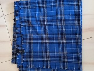 Bufanda de cuadros azul y negra