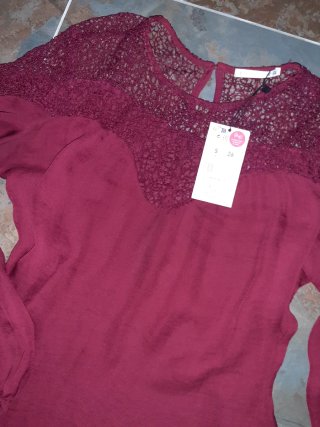 Blusa Granate/Detalle de Encaje talla S/M.  NUEVA