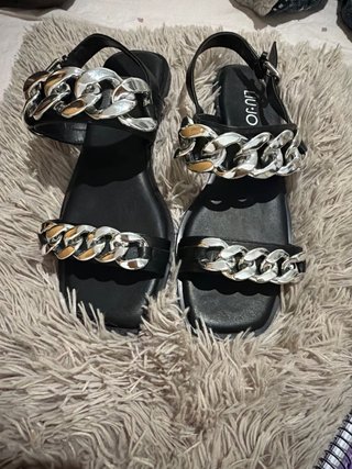 Sandalias LIU•JO Negras con Cadena Plateada