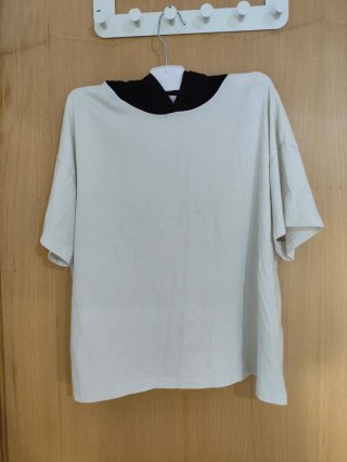 Camiseta cropped con capucha blanca y negra