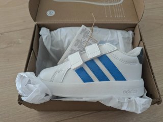 Zapatillas Adidas para bebé talla 23