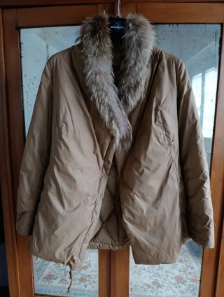 Plumas Beige con Cuello de Pelo Natural