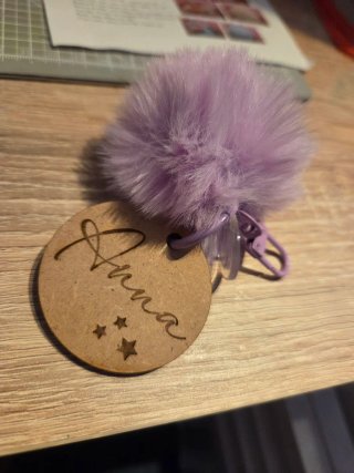 Llavero de madera personalizado con pompón