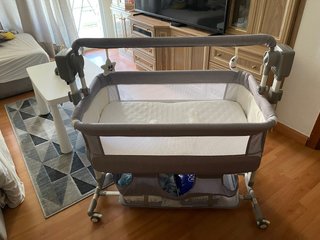 Cuna para bebé eléctrica gris con mando