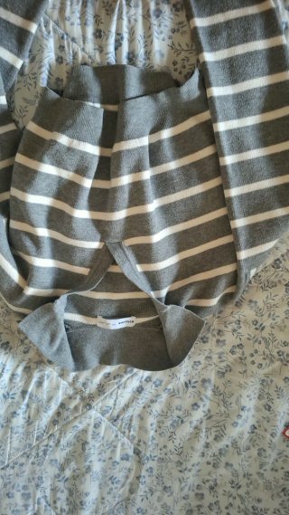 Jersey Bershka Gris con Rayas Blancas