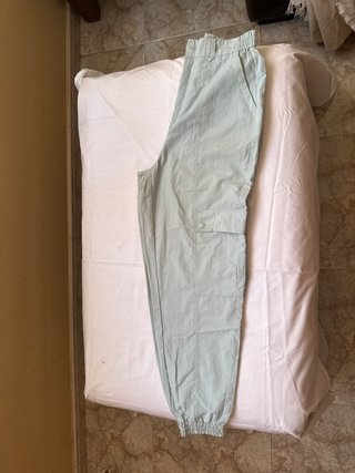 Pantalón cargo azul Bershka