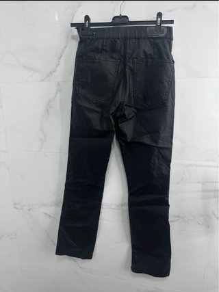 Pantalón de cuero negro