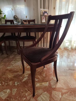 Mesa de madera con 4 sillas