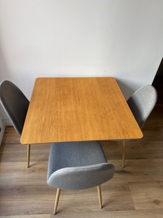 Mesa de Roble y 4 Sillas Grises