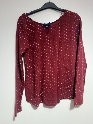 Blusa roja con estampado de corazones
