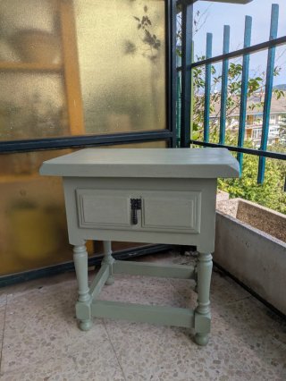 Mesilla de noche de madera verde