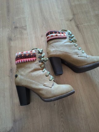 Botas de tacón beige con detalle estampado