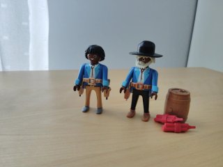 Set 2 Figuras Playmobil Pistoleros Oeste negros.