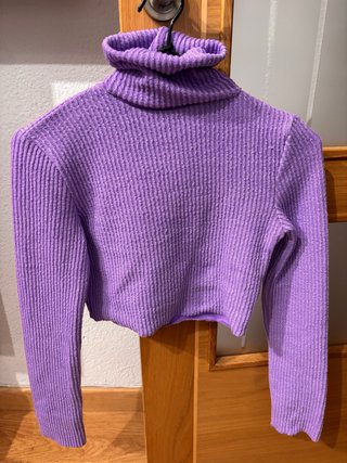 Camiseta de cuello alto morada
