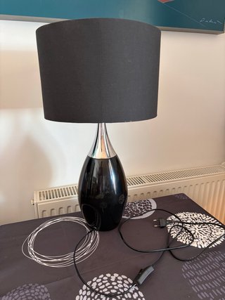 Lámpara de mesa negra y plateada