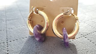 Pendientes de aro dorados con detalle morado