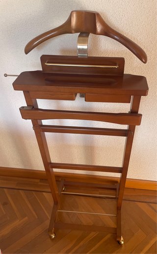 Galán de noche de madera con cajones