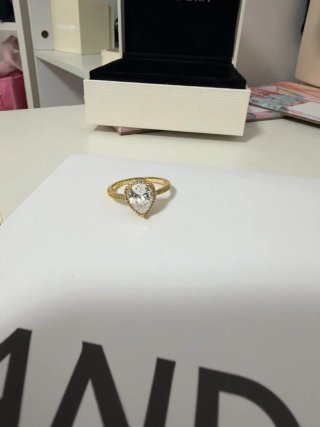 Anillo Pandora con Piedra en Forma de Pera