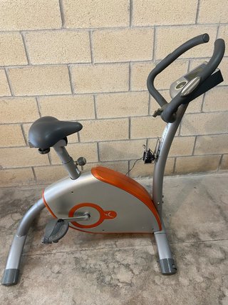 Bicicleta estática gris y naranja