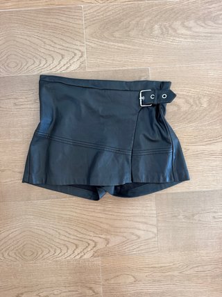 Falda pantalón negra efecto piel
