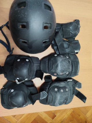 Protecciones y Casco Negro bicicleta/skate