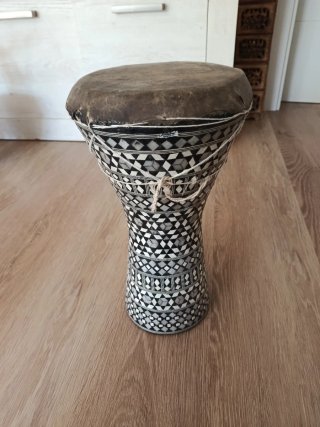 Darbuka con incrustaciones geométricas