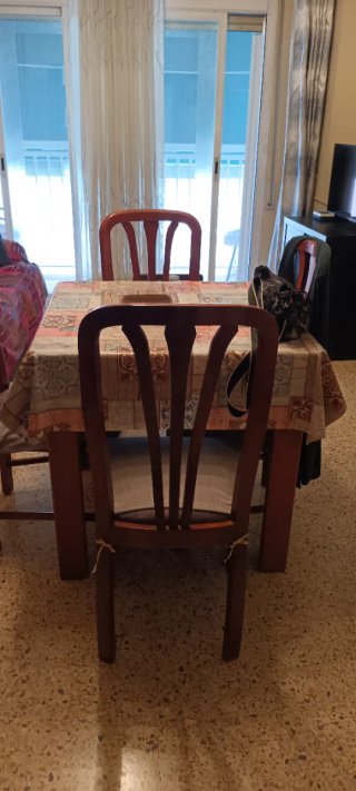 Mesa con 6 sillas más mueble y vitrina