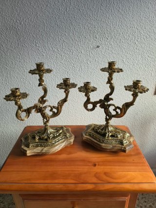 Set de 2 Candelabros Dorados con Pie de Mármol