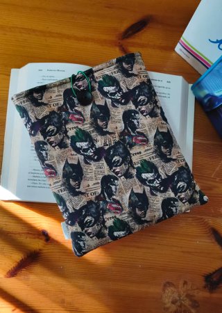 Funda para libros con estampado de superhéroes