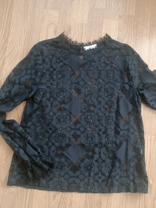 Blusa de encaje negra
