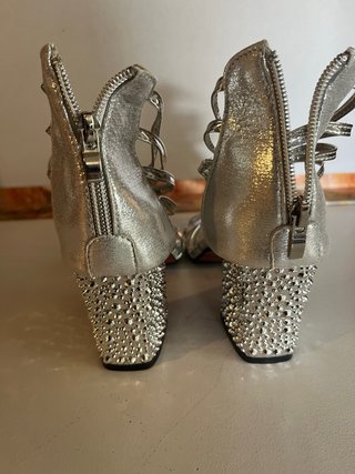 Sandalias Plateadas con Tachuelas