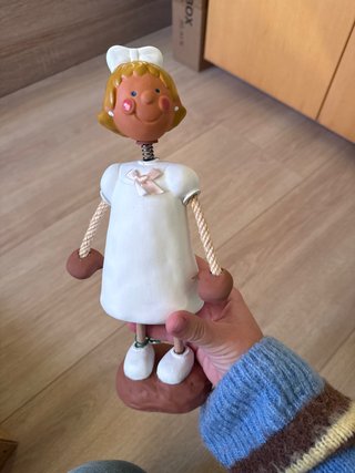 Figura de niña de comunión de cerámica