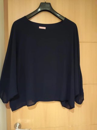 Blusa azul de corte holgado