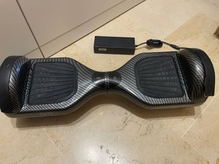 Hoverboard con acabado de fibra de carbono