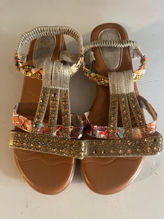 Sandalias con detalles brillantes y estampados
