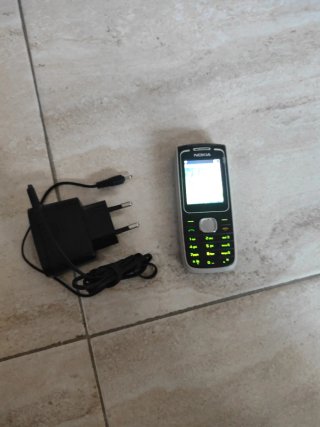 Móvil Nokia con cargador