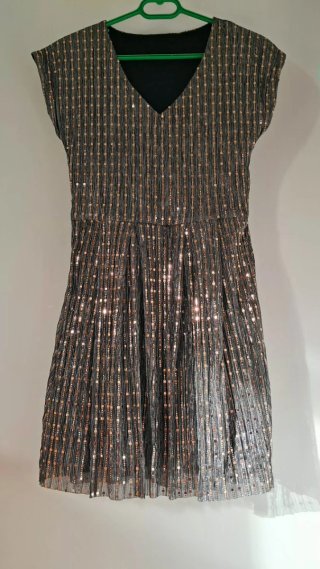 Vestido negro con brillos dorados #ElCorteIngles
