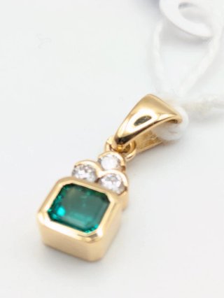 Colgante de Oro 18k brillante y esmeralda
